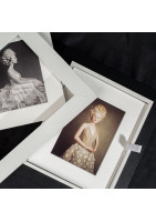 Coffret vitré, transparent avec tirages photos.