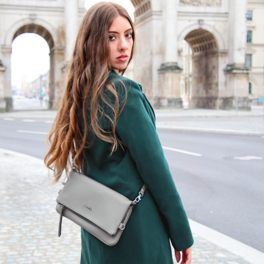 Sac pochette pliable, en cuir fin avec bandoulière et nombreuses poches zippées