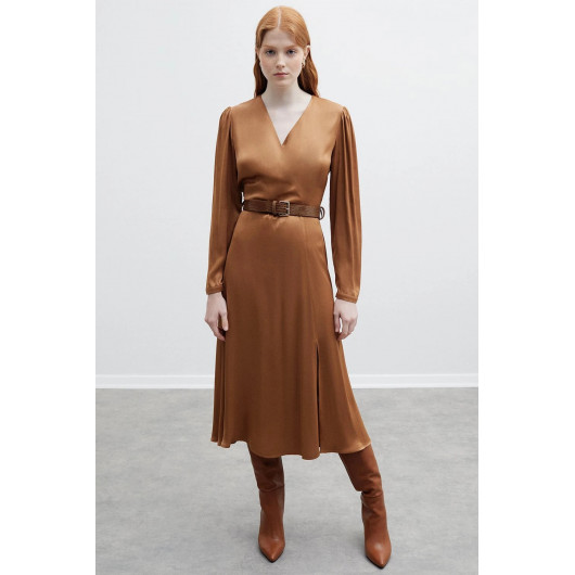 Langes Kleid aus Viskose-Satin braun camel kupfer mit Gürtel