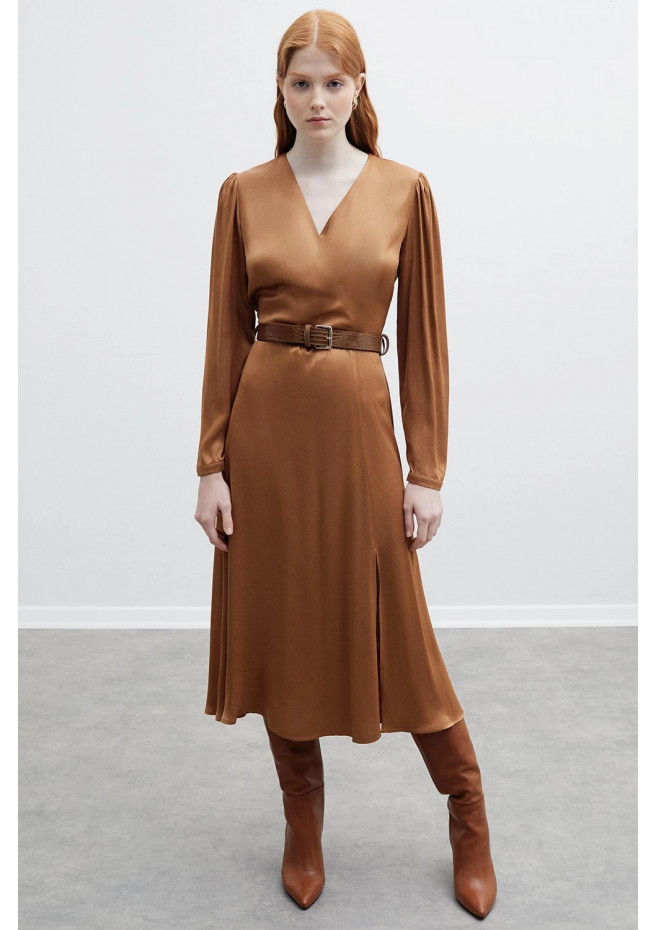 Robe longue en satin de viscose brun camel cuivr avec ceintureé