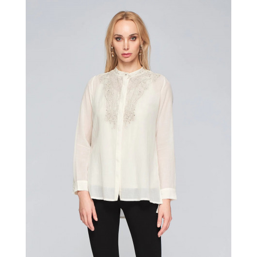 Blouse de coton beige écru avec broderies argentées, encolure ronde