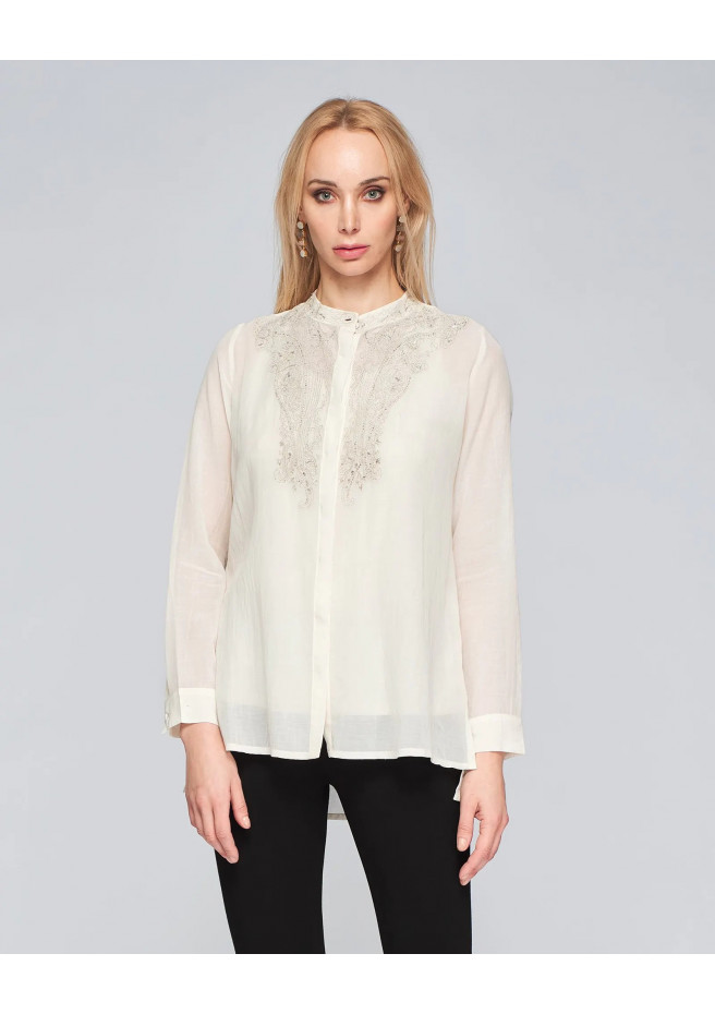 Blouse de coton beige écru avec broderies argentées, encolure ronde