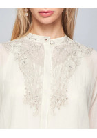 Blouse de coton beige écru avec broderies dorées, encolure ronde