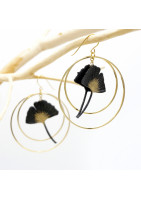 Boucle d'oreille feuille de ginko encadrée de deux créoles dorée