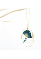 Collier sautoir avec feuille de ginko et créoles dorées doubles