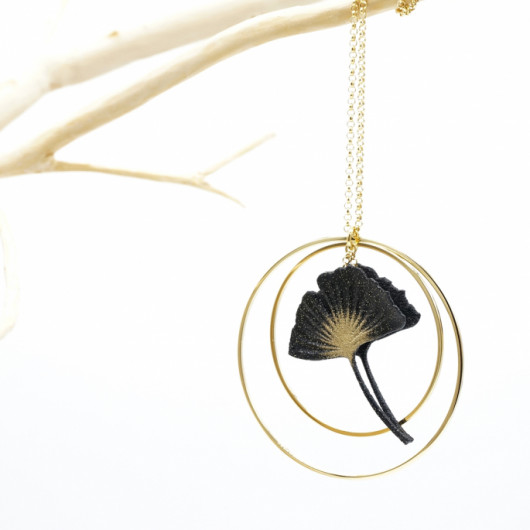 Collier sautoir avec feuille de ginko et créoles dorées doubles