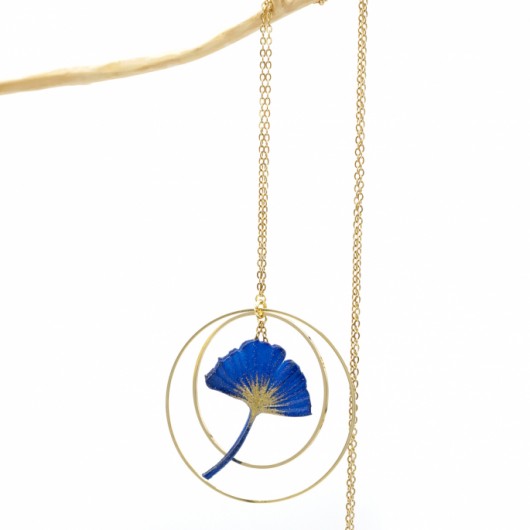 Long necklace with ginko leaf and double gold brackets