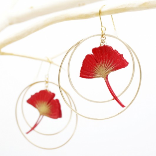 Boucle d'oreille feuille de ginko encadrée de deux créoles dorée