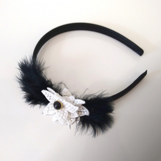 Black tiara with feathers and guipure flower