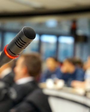 Konferenzen, Symposien und Seminare