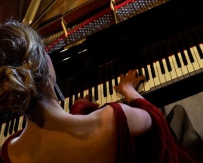 Une audacieuse création, couture sur-mesure, pour la pianiste Aline D’Ans