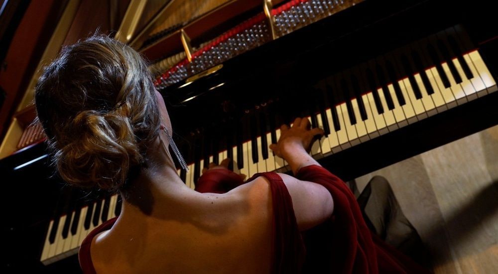 Une audacieuse création, couture sur-mesure, pour la pianiste Aline D’Ans