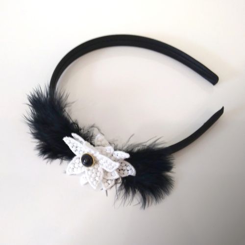 Schwarze Tiara mit Federn und Guipure-Blüte