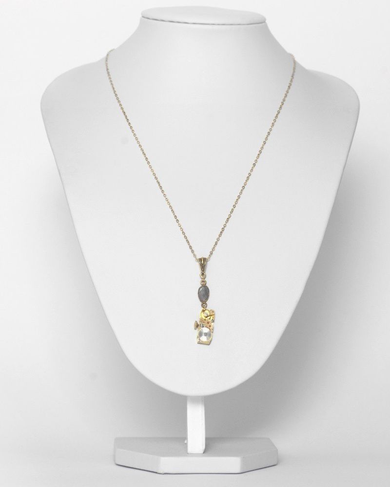 Collier avec mouvement d’ancienne montre suisse Baume & Mercier année 20, avec rubis et labradorite