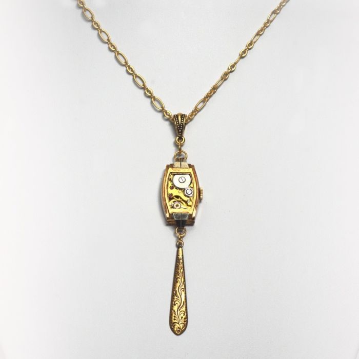 Collier avec mouvement d&rsquo;ancienne montre suisse