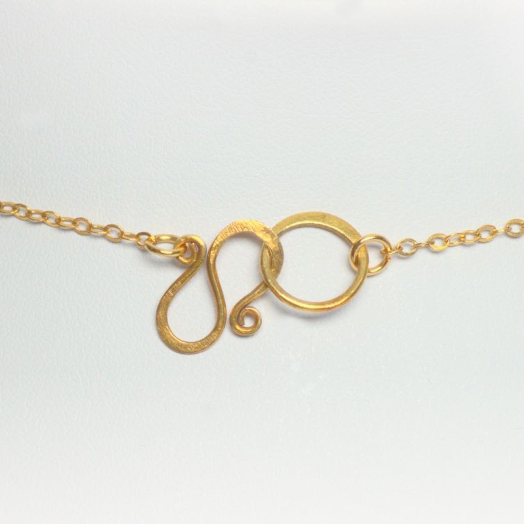 Collier avec mouvement d’ancienne montre suisse Baume & Mercier année 20, avec rubis et labradorite