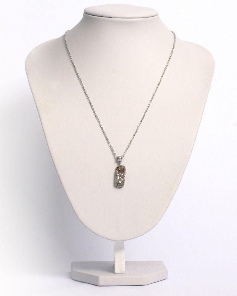 Collier avec mouvement de montre ancienne de la marque suisse Baume & Mercier®