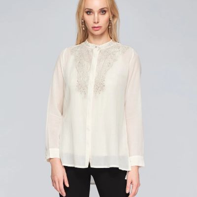 Blouse de coton beige écru avec broderies argentées, encolure ronde