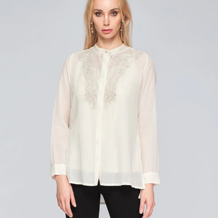 Blouse de coton beige écru avec broderies argentées, encolure ronde