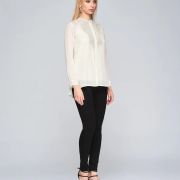 Blouse de coton beige écru avec broderies dorées, encolure ronde
