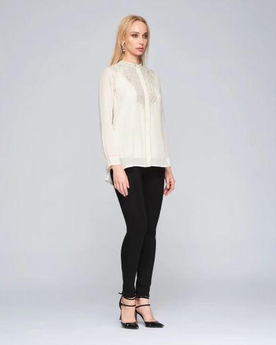 Blouse de coton beige écru avec broderies argentées, encolure ronde