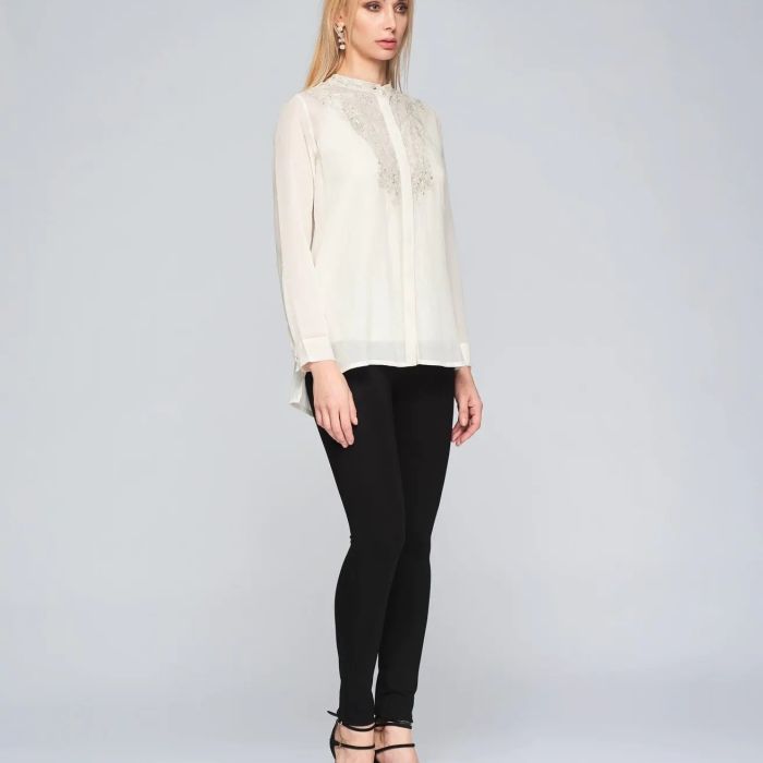 Blouse de coton beige écru avec broderies argentées, encolure ronde
