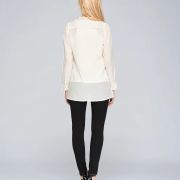 Blouse de coton beige écru avec broderies dorées, encolure ronde