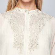 Blouse de coton beige écru avec broderies dorées, encolure ronde