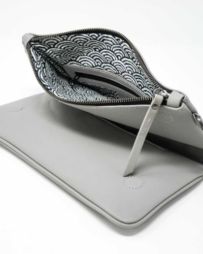 Sac pochette pliable, en cuir fin avec bandoulière et nombreuses poches zippées