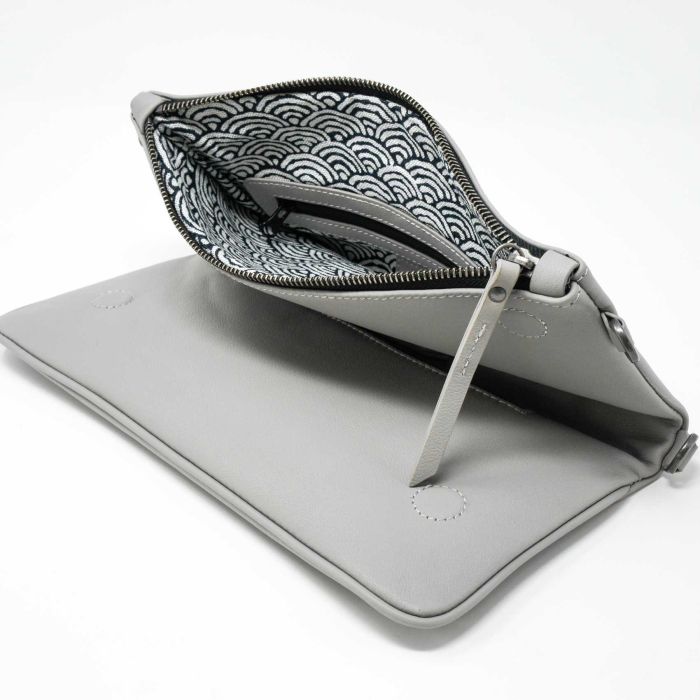 Sac pochette pliable, en cuir fin avec bandoulière et nombreuses poches zippées