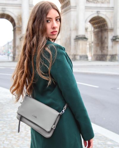 Sac pochette pliable, en cuir fin avec bandoulière et nombreuses poches zippées