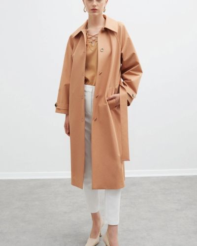 Trenchcoat aus ockerfarbener erdbeiger Baumwolle – Doppelreihiger Doppelreihgurt – Goldgürtel aus Metall