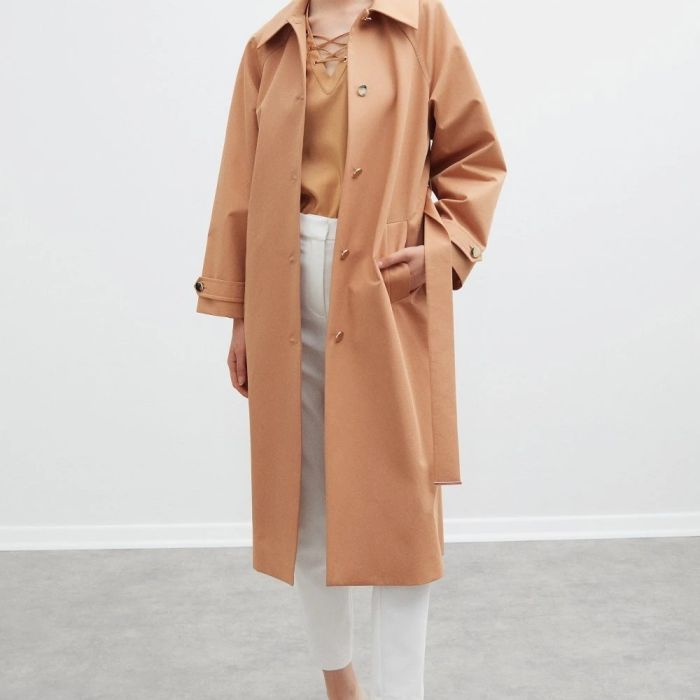 Manteau trench en coton beige terre ocre – Double croisé – Ceinture métal doré