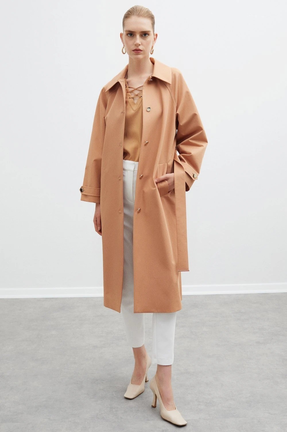 Manteau trench en coton beige orangé double crosé avec ceinture