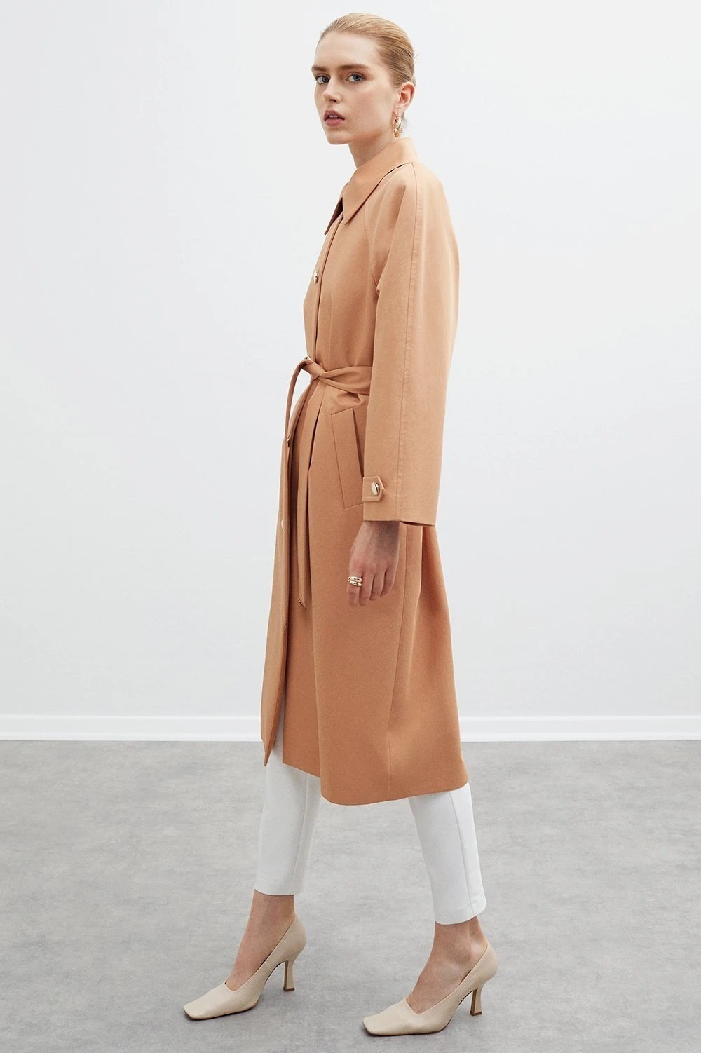 Manteau trench en coton beige orangé double crosé avec ceinture