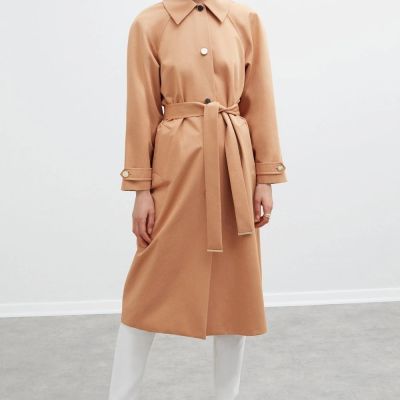 Manteau trench en coton beige terre ocre – Double croisé – Ceinture métal doré