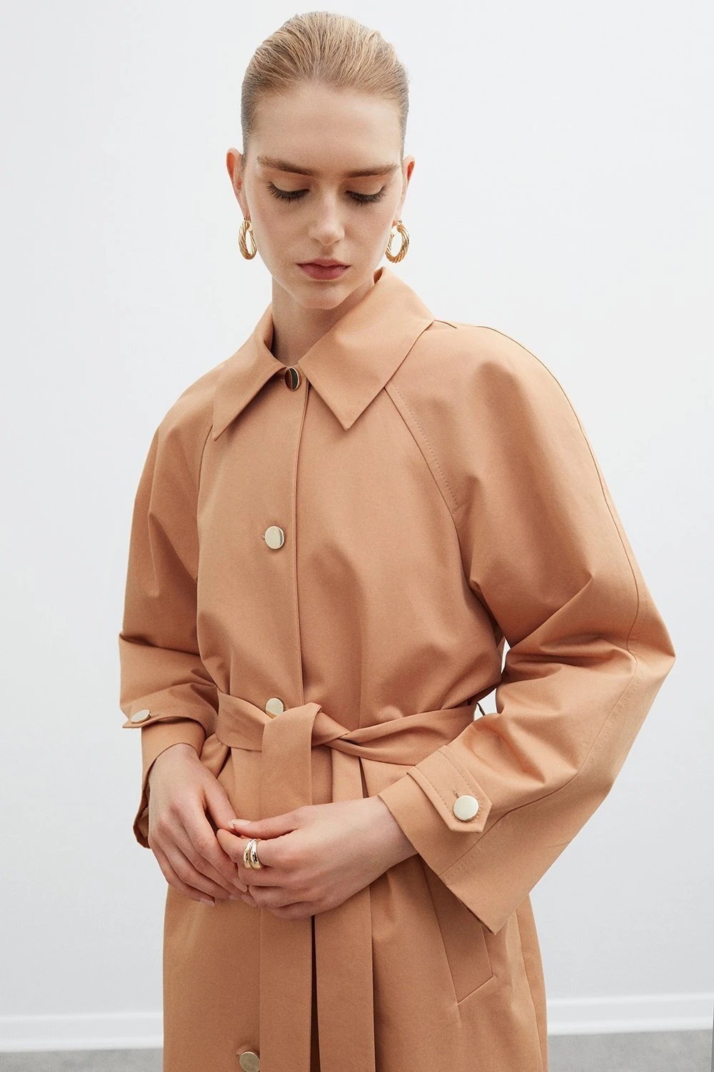 Manteau trench en coton beige orangé double crosé avec ceinture