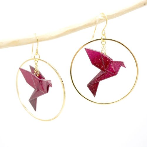 Boucles d&rsquo;oreilles créoles avec oiseau origami – rouge framboise