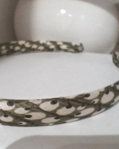 Tiara mit Kätzchenmuster-Seidenstoff auf schwarzem Frühlingszweig mit schwarzem Hintergrund besetzt