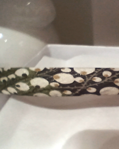 Tiara mit Kätzchenmuster-Seidenstoff auf schwarzem Frühlingszweig mit schwarzem Hintergrund besetzt