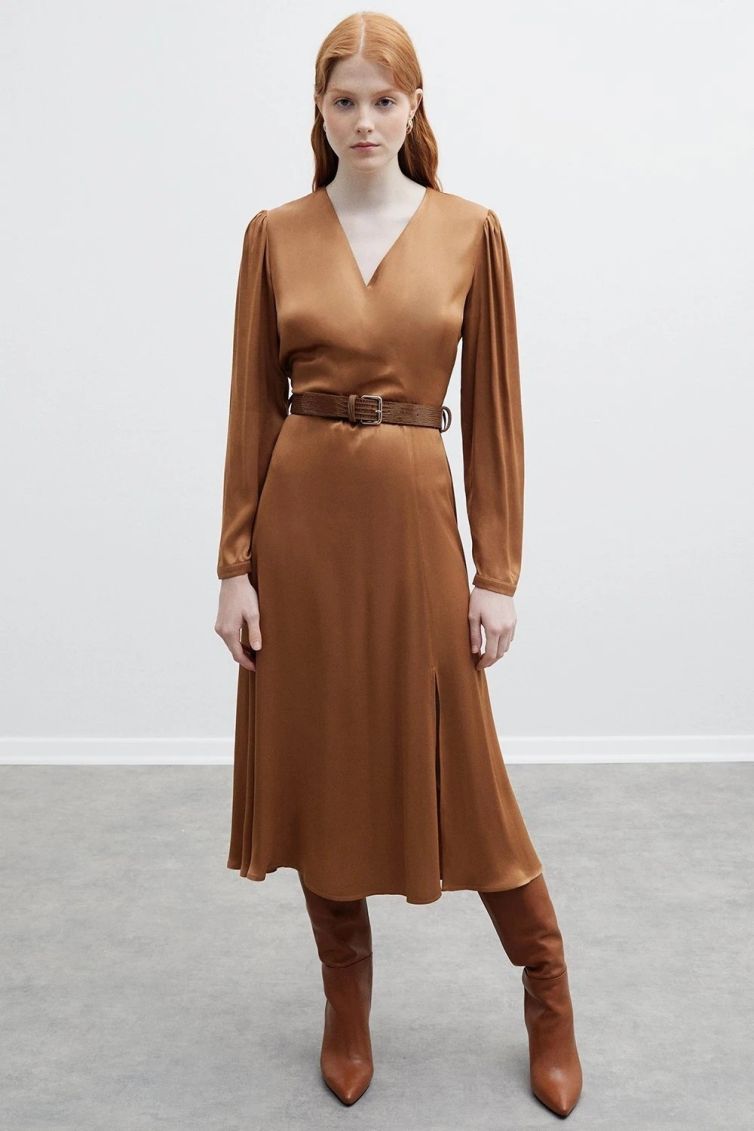 Robe longue en satin de viscose brun camel cuivre avec ceinture