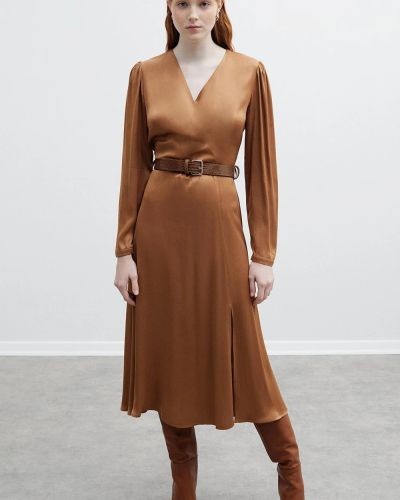 Robe longue en satin de viscose brun camel cuivre avec ceinture