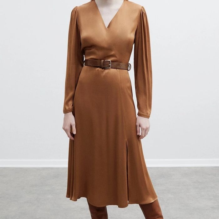 Robe longue en satin de viscose brun camel cuivre avec ceinture