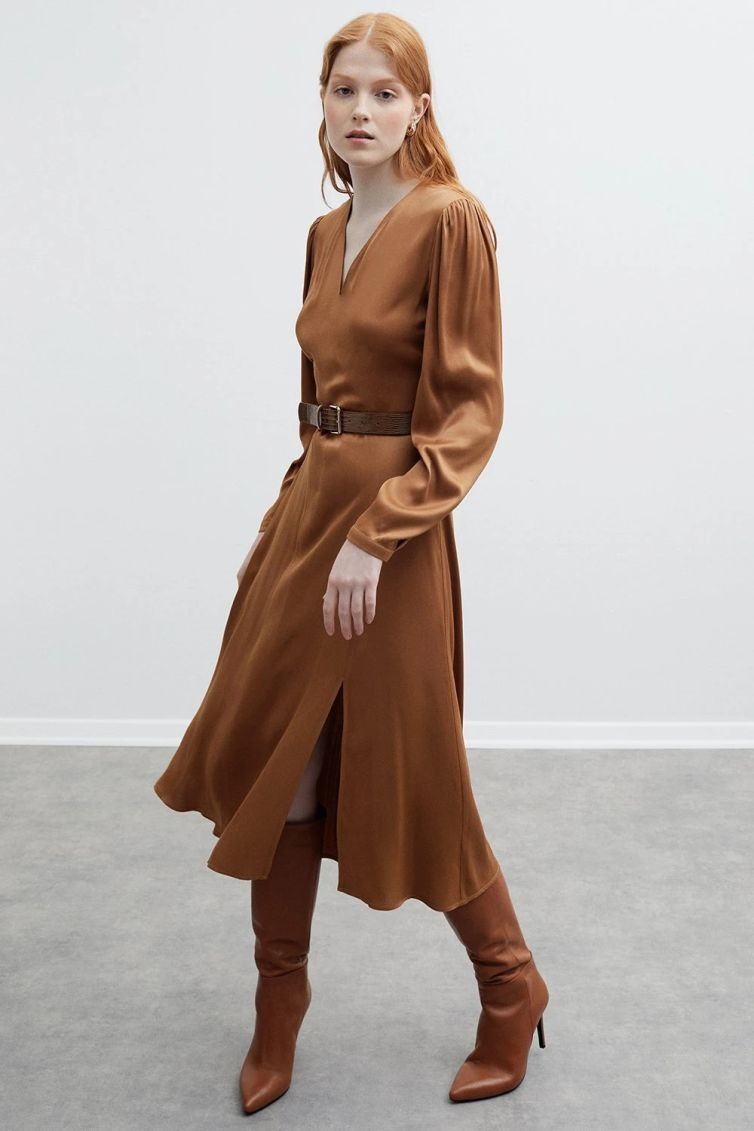 Robe longue en satin de viscose brun camel cuivre avec ceinture