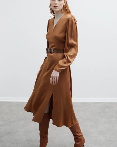 Robe longue en satin de viscose brun camel cuivre avec ceinture