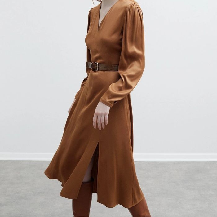 Robe longue en satin de viscose brun camel cuivre avec ceinture