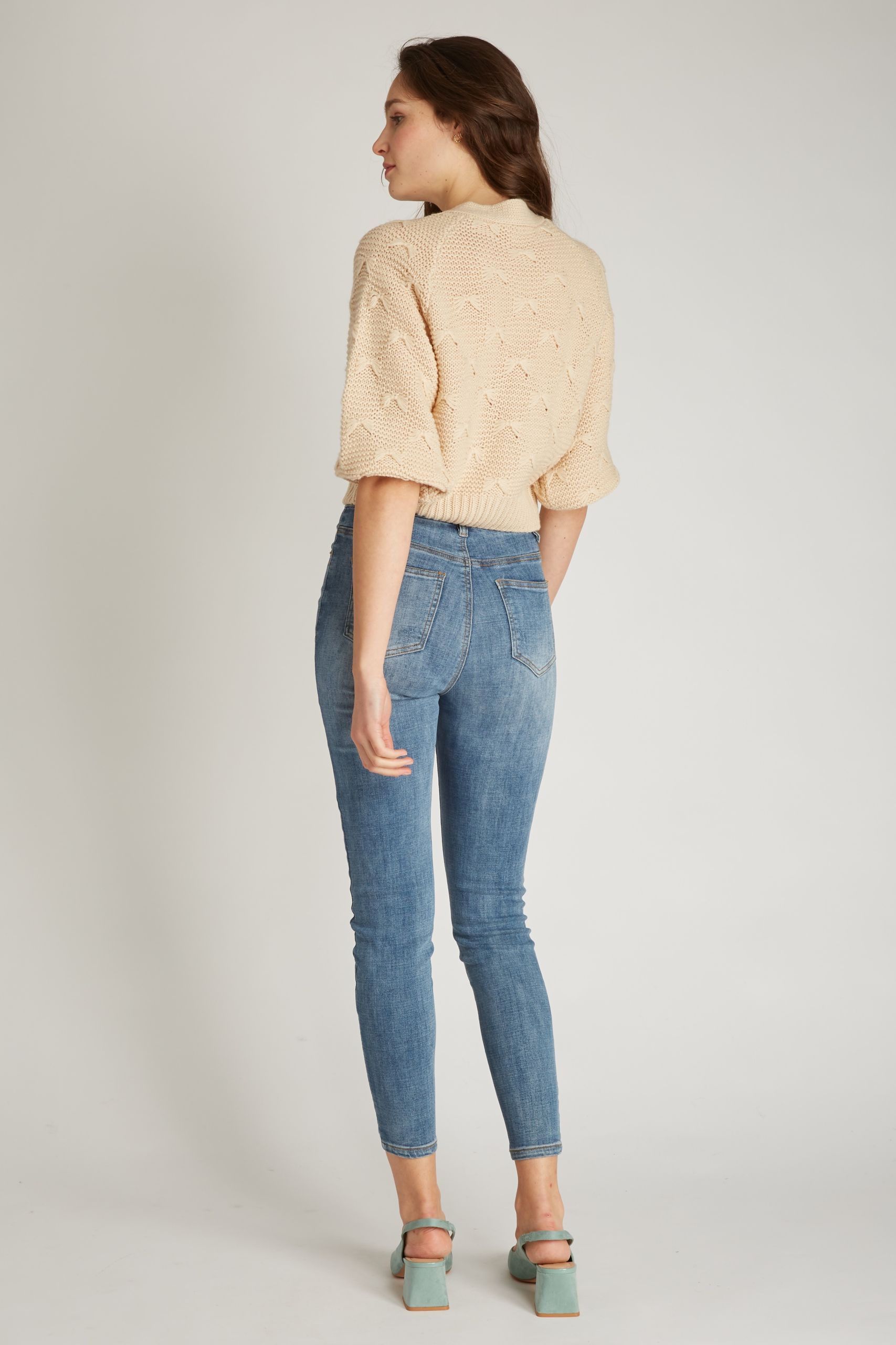 Jaquette pull en maille brossée beige écru à motif papillon