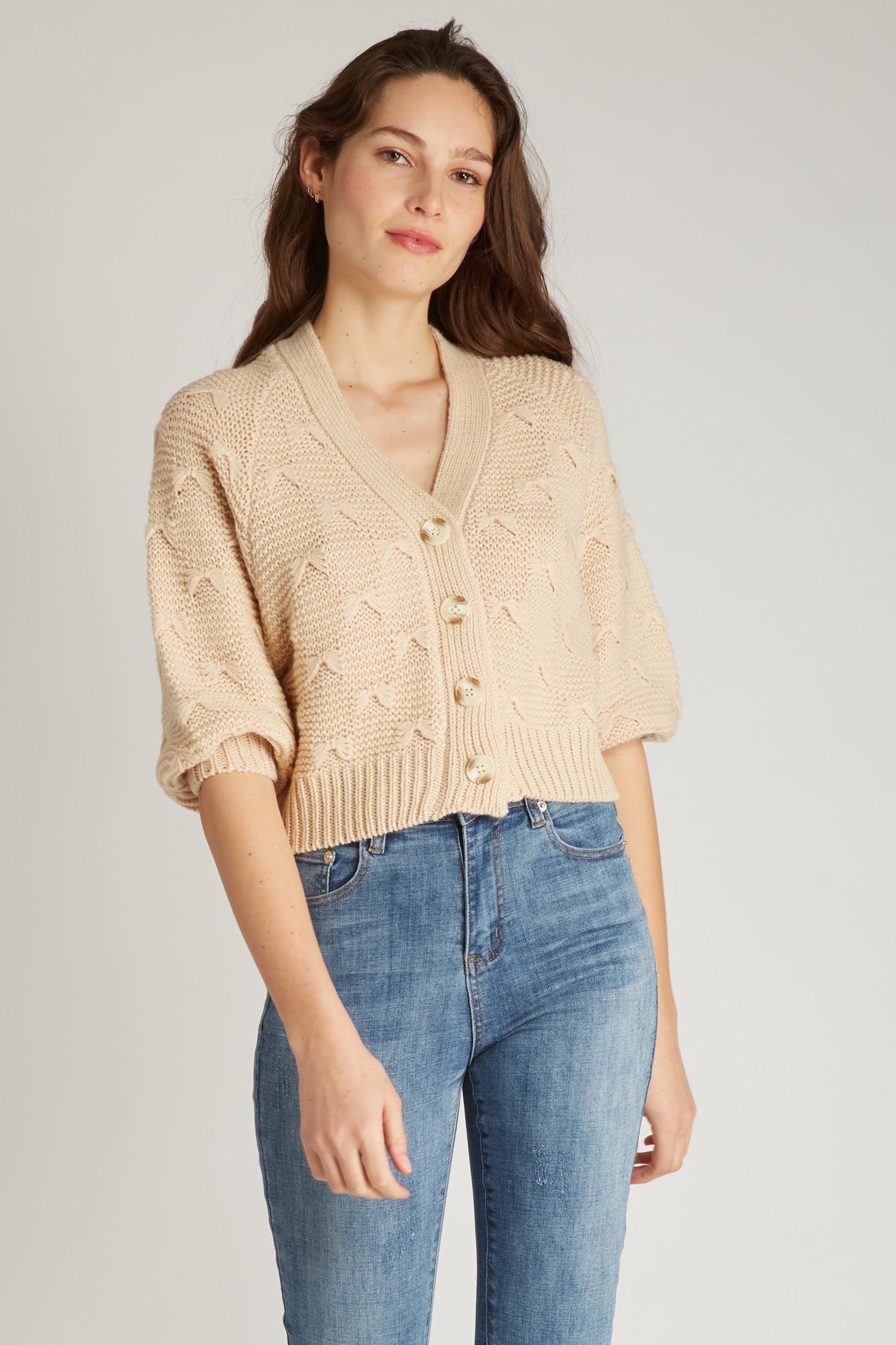 Jaquette pull en maille brossée beige écru à motif papillon