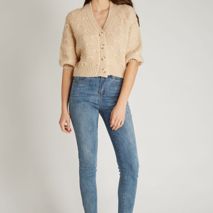 Jaquette pull en maille brossée beige écru à motif papillon