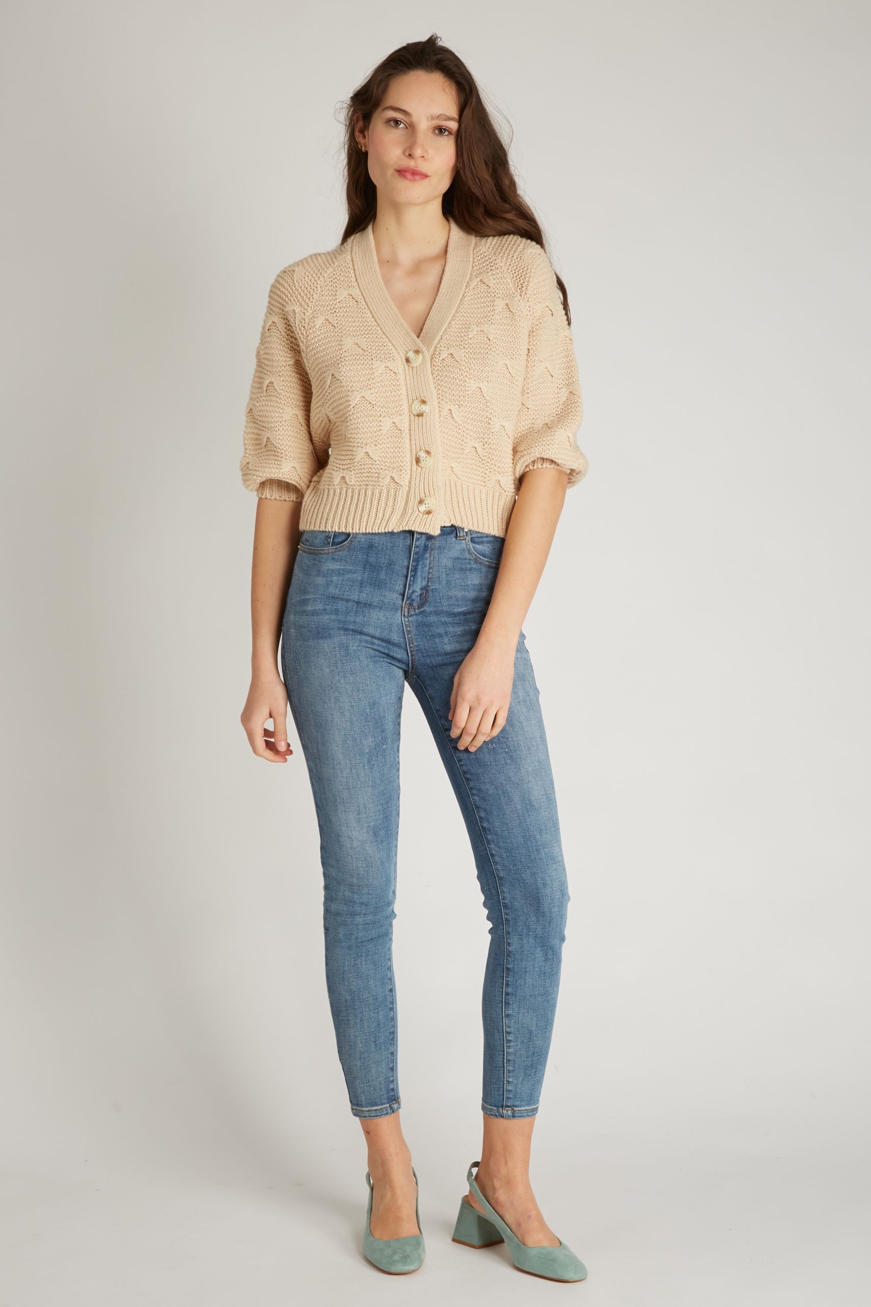 Jaquette pull en maille brossée beige écru à motif papillon